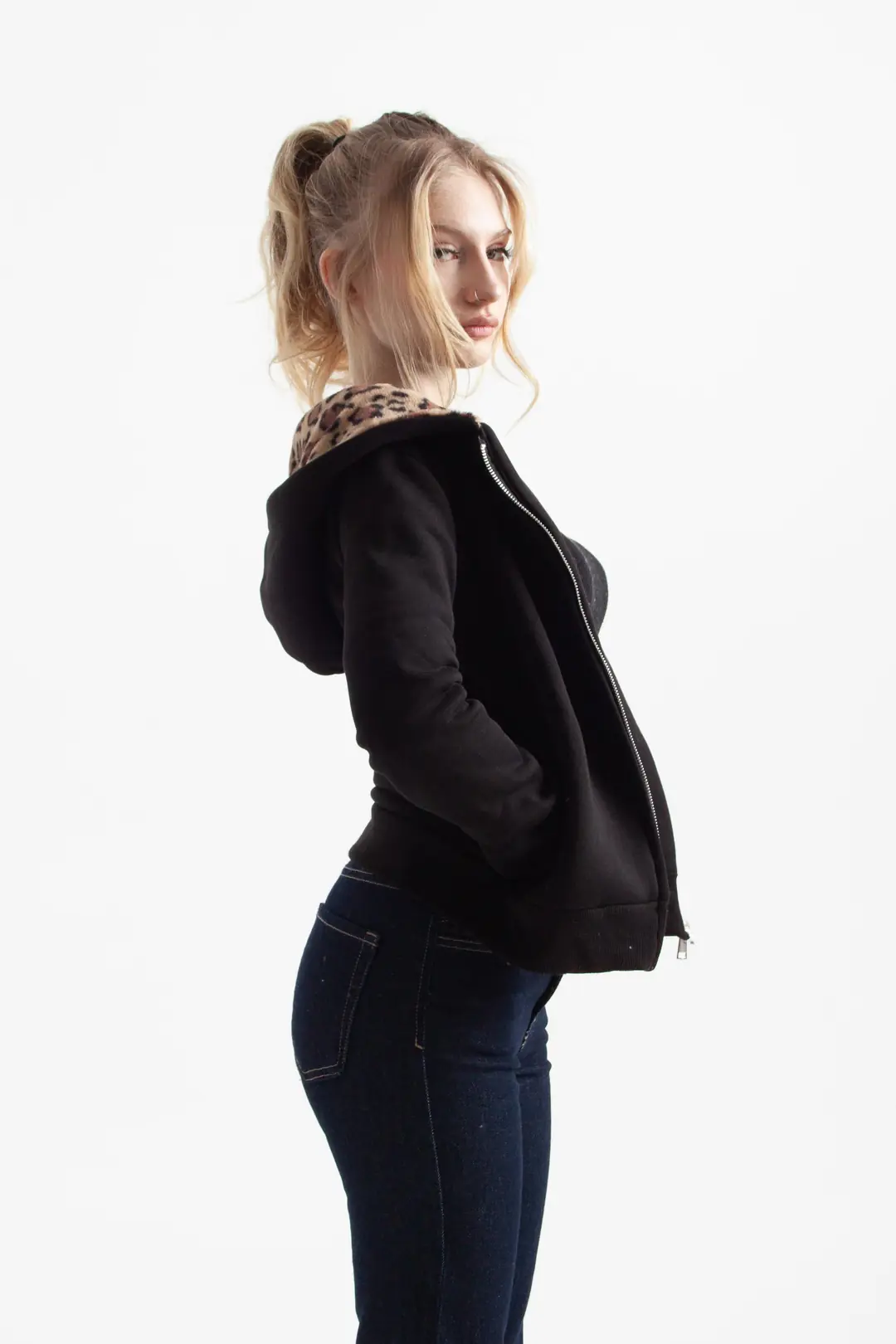 Siyah Vücuda Oturan Leoparlı Zip-Hoodie