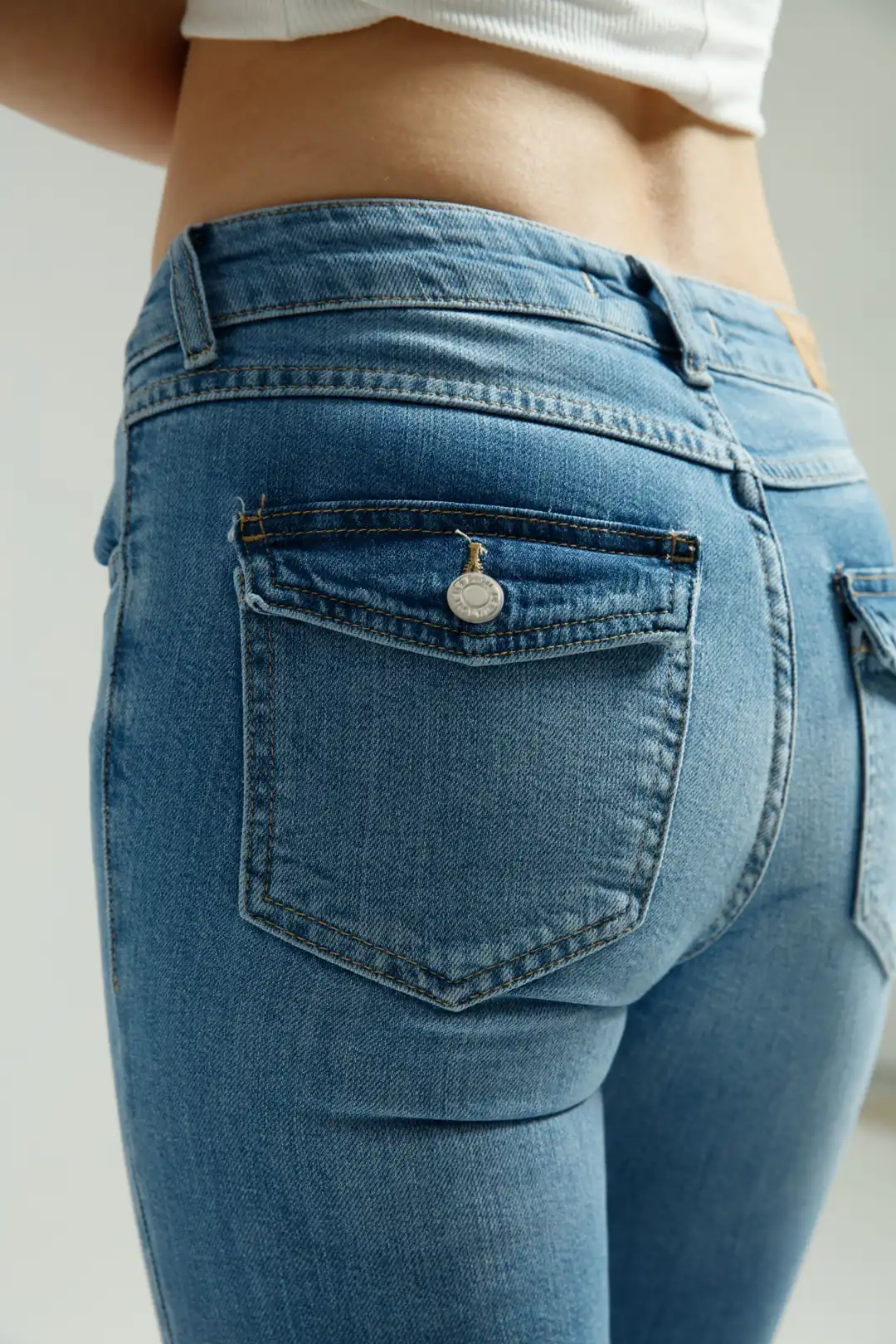 Buz Mavi Düğme Detaylı Flare Jean