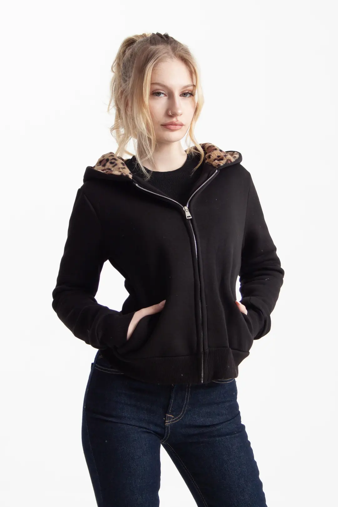 Ürün görseli: Siyah Vücuda Oturan Leoparlı Zip-Hoodie