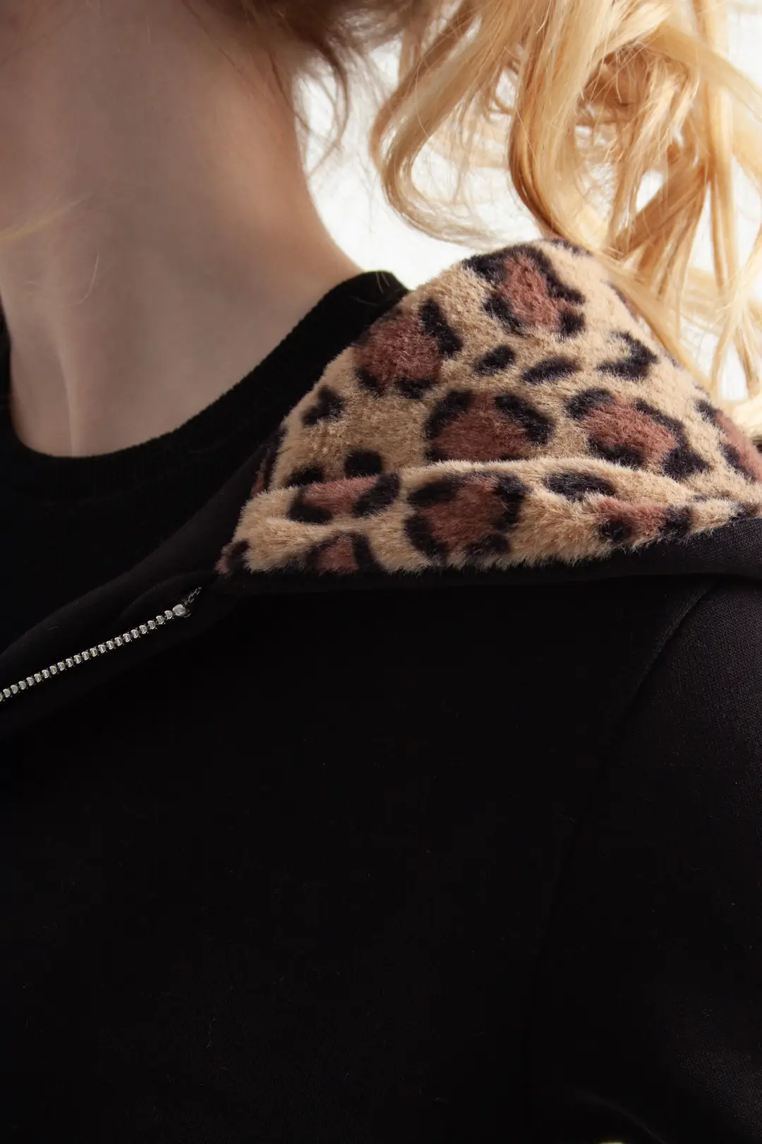 Siyah Vücuda Oturan Leoparlı Zip-Hoodie