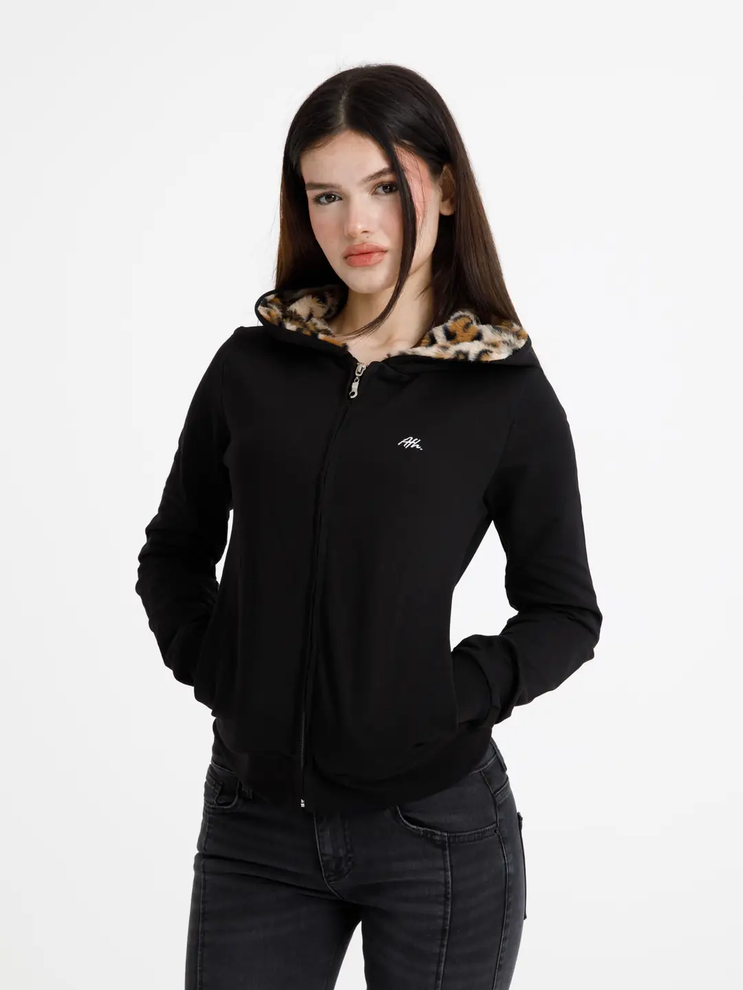 Ürün görseli: Siyah Vücuda Oturan Leoparlı Yazlık Zip-Hoodie