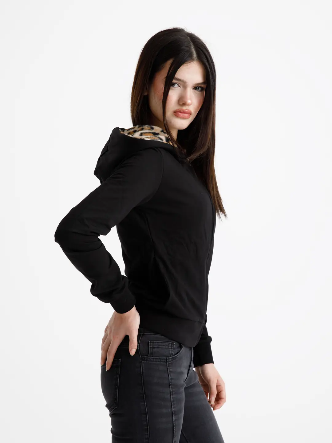 Siyah Vücuda Oturan Leoparlı Yazlık Zip-Hoodie