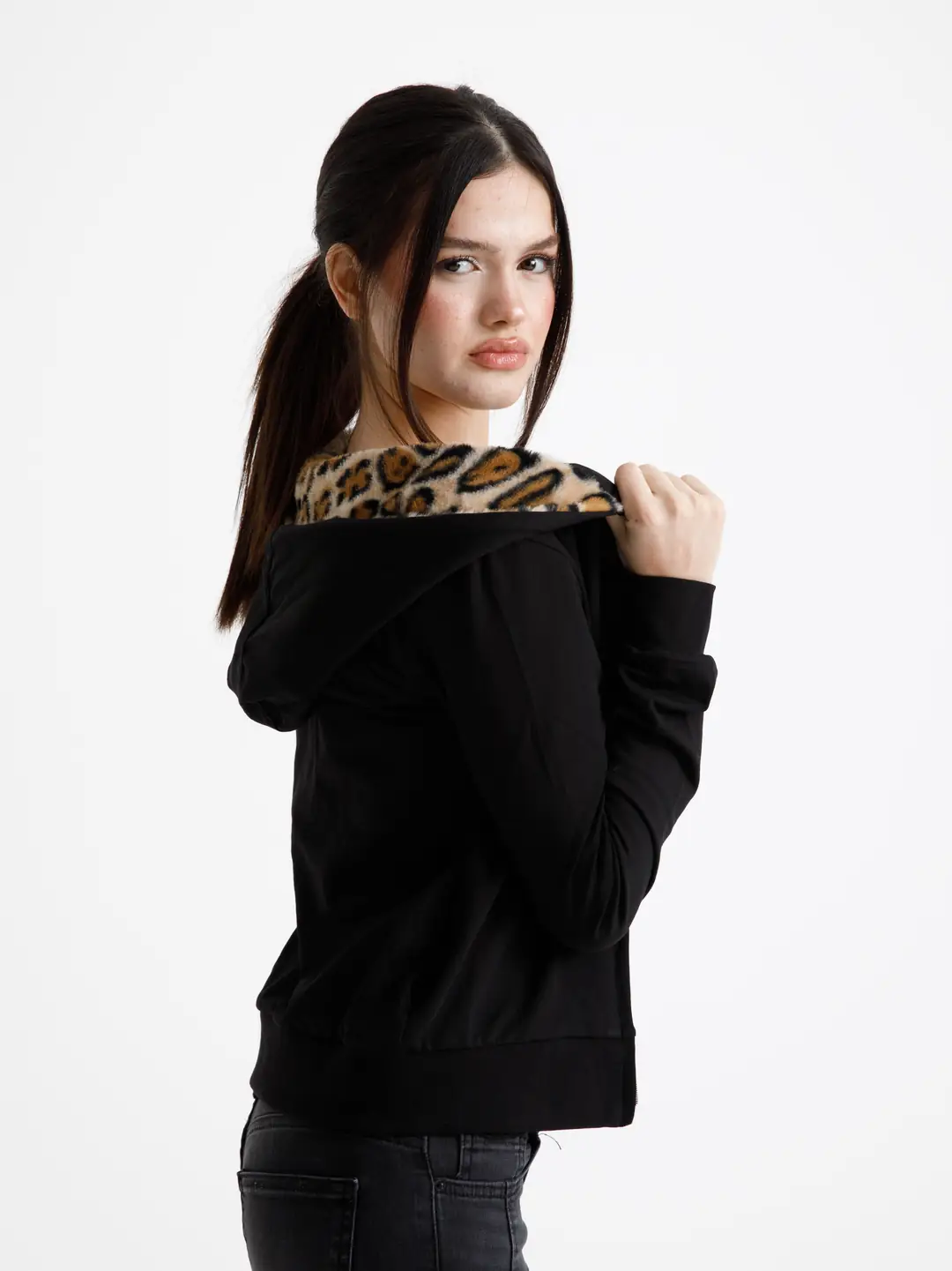 Siyah Vücuda Oturan Leoparlı Yazlık Zip-Hoodie