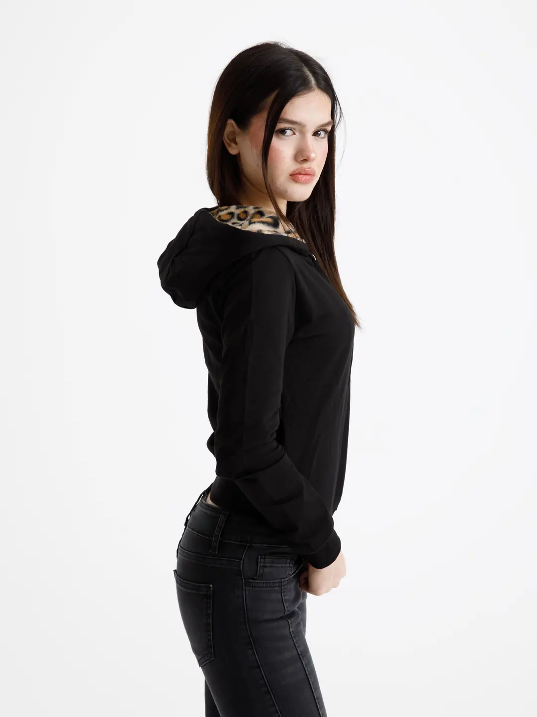 Siyah Vücuda Oturan Leoparlı Yazlık Zip-Hoodie