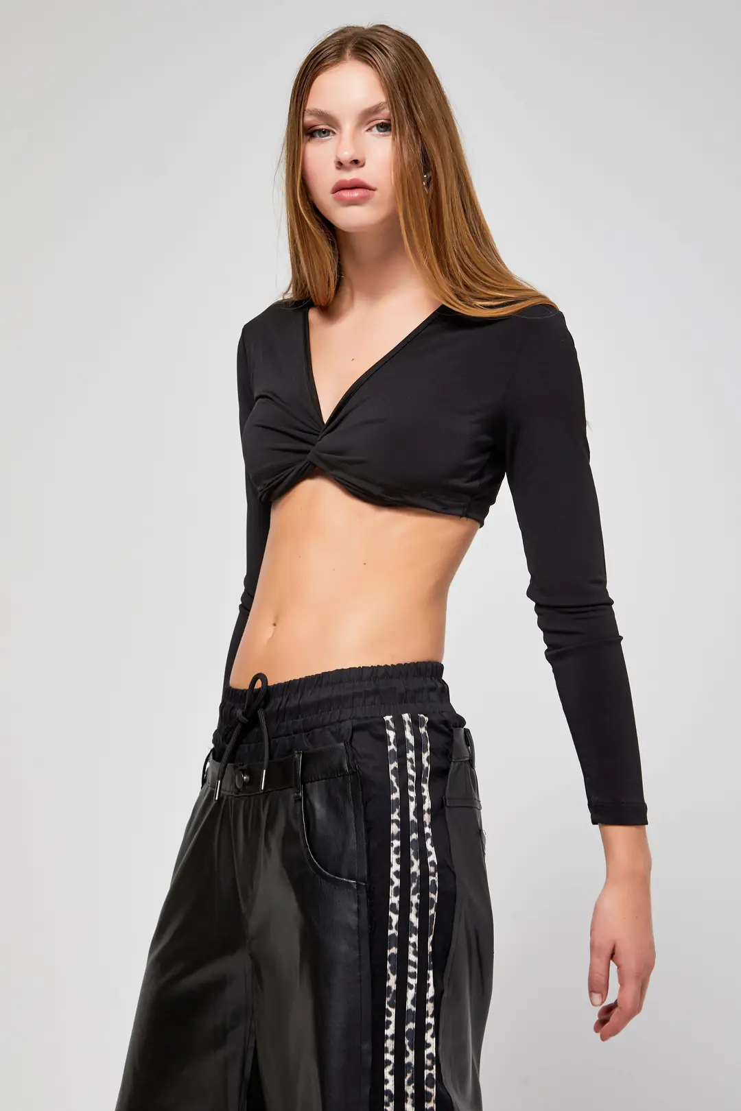 Ürün görseli: Siyah Uzun Kollu Premium Kumaş Crop-Top