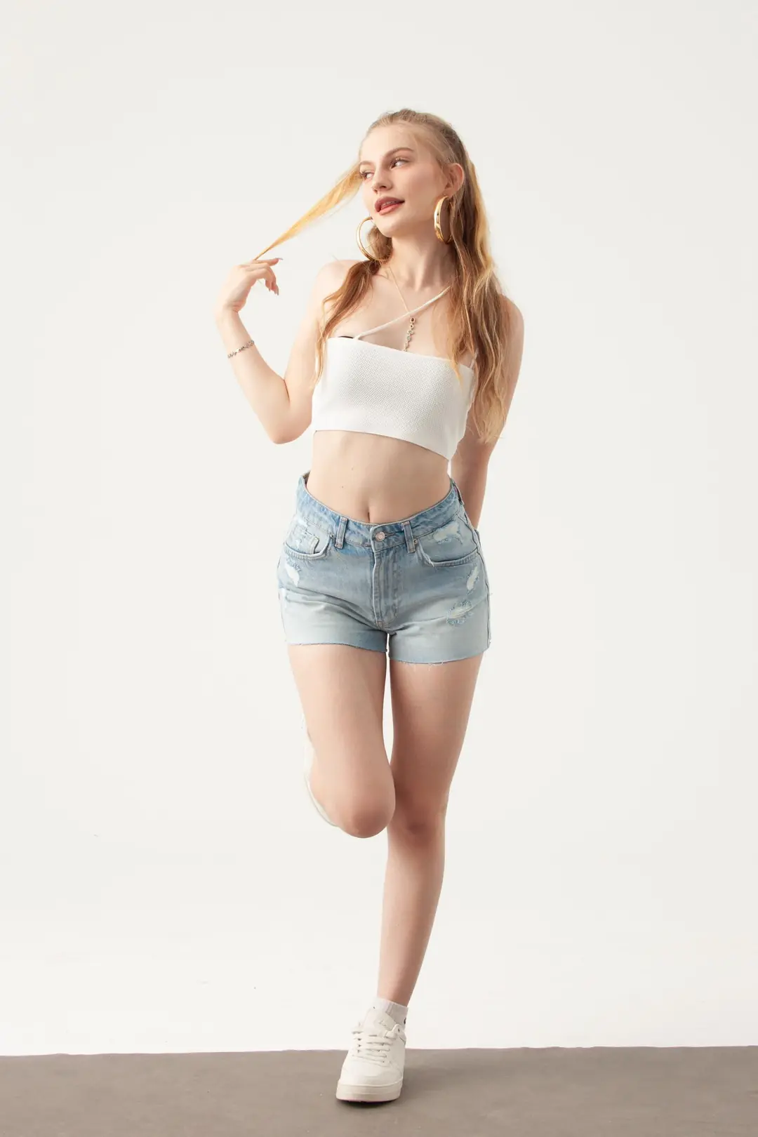Buz Mavi Yırtıklı Mini Denim Şort