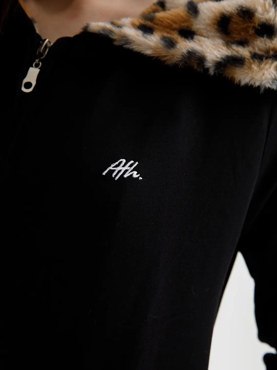 Siyah Vücuda Oturan Leoparlı Yazlık Zip-Hoodie
