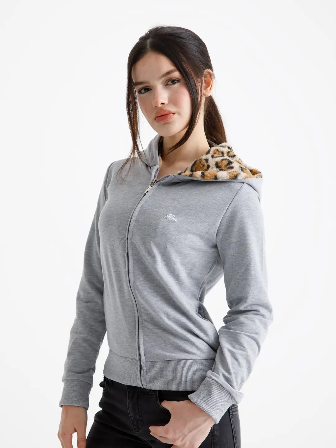 Ürün görseli: Gri Vücuda Oturan Leoparlı Yazlık Zip-Hoodie