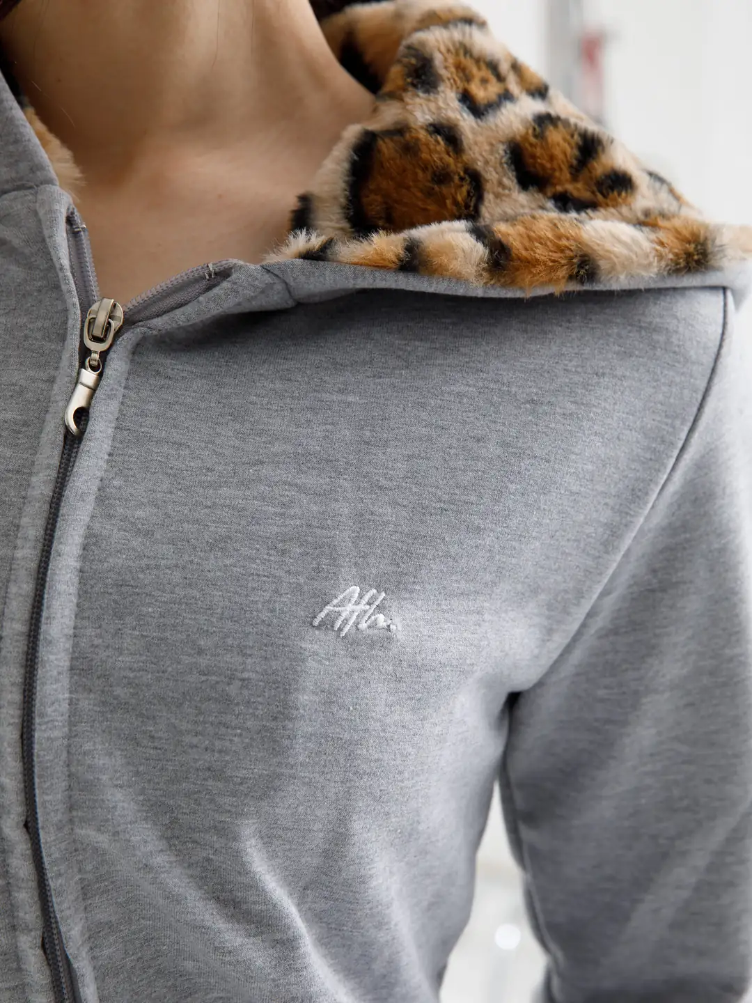 Gri Vücuda Oturan Leoparlı Yazlık Zip-Hoodie