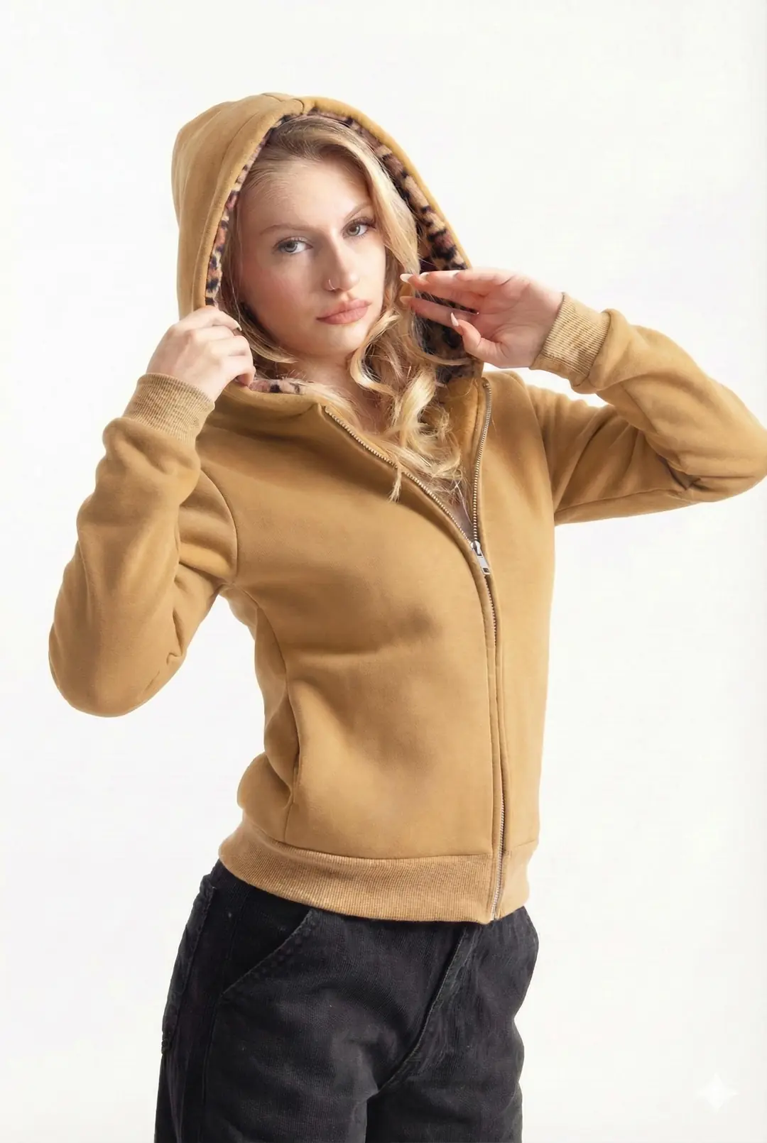 Ürün görseli: Açık Taba Vücuda Oturan Leoparlı Zip-Hoodie